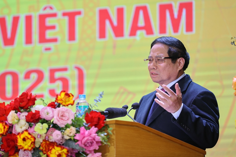 Thủ tướng: Bệnh viện Bạch Mai là niềm tự hào của y học Việt Nam, là 'pháo đài' trong chiến tranh và hòa bình- Ảnh 3. Thủ tướng: Bệnh viện Bạch Mai là niềm tự hào của y học Việt Nam, là 'pháo đài' trong chiến tranh và hòa bình- Ảnh 3.