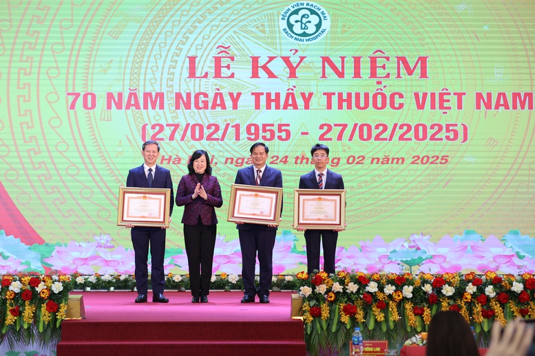 Thủ tướng: Bệnh viện Bạch Mai là niềm tự hào của y học Việt Nam, là 'pháo đài' trong chiến tranh và hòa bình- Ảnh 8. Thủ tướng: Bệnh viện Bạch Mai là niềm tự hào của y học Việt Nam, là 'pháo đài' trong chiến tranh và hòa bình- Ảnh 8.