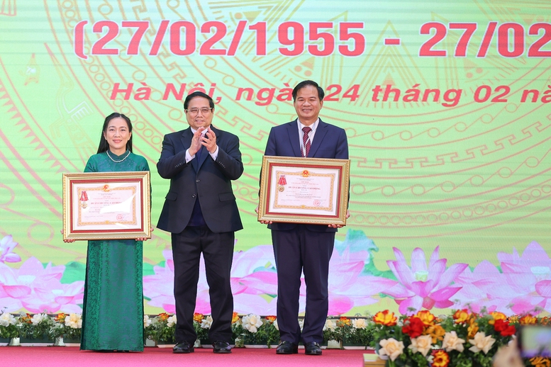 Thủ tướng: Bệnh viện Bạch Mai là niềm tự hào của y học Việt Nam, là 'pháo đài' trong chiến tranh và hòa bình- Ảnh 5. Thủ tướng: Bệnh viện Bạch Mai là niềm tự hào của y học Việt Nam, là 'pháo đài' trong chiến tranh và hòa bình- Ảnh 5.