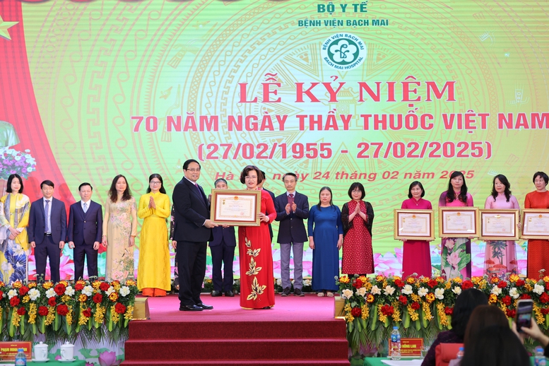 Thủ tướng: Bệnh viện Bạch Mai là niềm tự hào của y học Việt Nam, là 'pháo đài' trong chiến tranh và hòa bình- Ảnh 6. Thủ tướng: Bệnh viện Bạch Mai là niềm tự hào của y học Việt Nam, là 'pháo đài' trong chiến tranh và hòa bình- Ảnh 6.