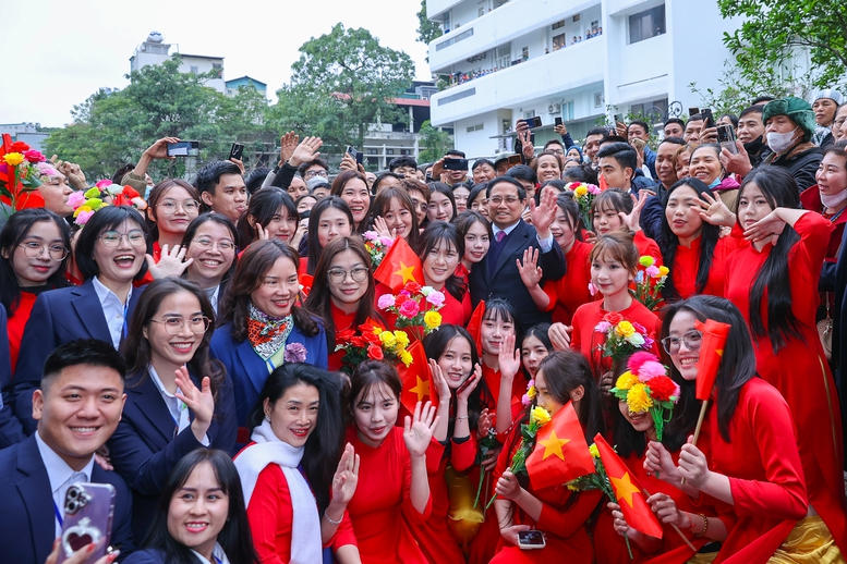 Thủ tướng: Bệnh viện Bạch Mai là niềm tự hào của y học Việt Nam, là 'pháo đài' trong chiến tranh và hòa bình- Ảnh 9. Thủ tướng: Bệnh viện Bạch Mai là niềm tự hào của y học Việt Nam, là 'pháo đài' trong chiến tranh và hòa bình- Ảnh 9.