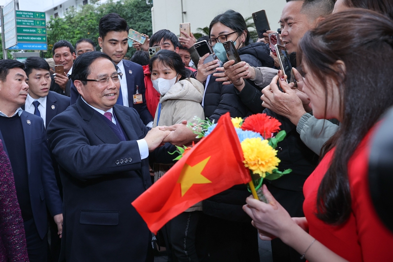 Thủ tướng: Bệnh viện Bạch Mai là niềm tự hào của y học Việt Nam, là 'pháo đài' trong chiến tranh và hòa bình- Ảnh 10. Thủ tướng: Bệnh viện Bạch Mai là niềm tự hào của y học Việt Nam, là 'pháo đài' trong chiến tranh và hòa bình- Ảnh 10.