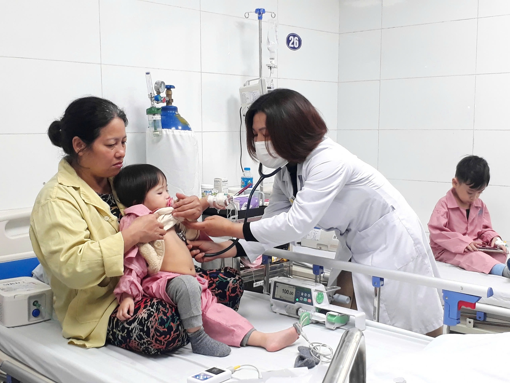 Nên đưa con em đi tiêm vaccine để phòng cúm hiệu quả- Ảnh 1. Nên đưa con em đi tiêm vaccine để phòng cúm hiệu quả- Ảnh 1.